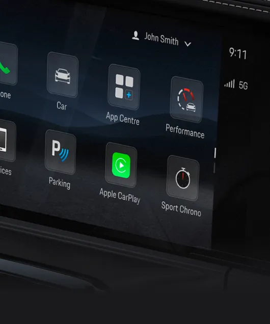 Interior do Porsche Panamera Turbo E-Hybrid: vista detalhada do sistema de infotainment.