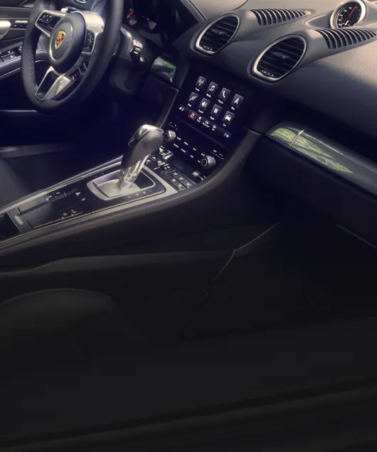 Interior del Porsche 718 Cayman Style Edition: vista del puesto de conducción con tapicería de cuero en color Negro.