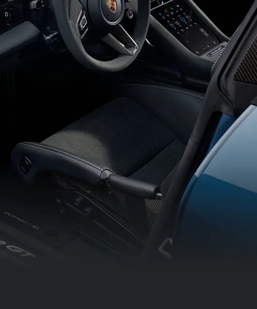 Porsche Taycan Turbo GT Interieur. Blick ins Cockpit mit den Carbon-Schalensitzen.