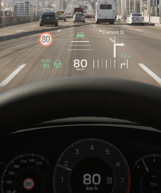 Interior del Porsche Cayenne: vista detallada del Head-Up Display durante la marcha.