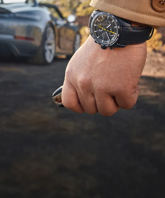 Detailweergave van de Porsche Design-chronograaf om de pols.