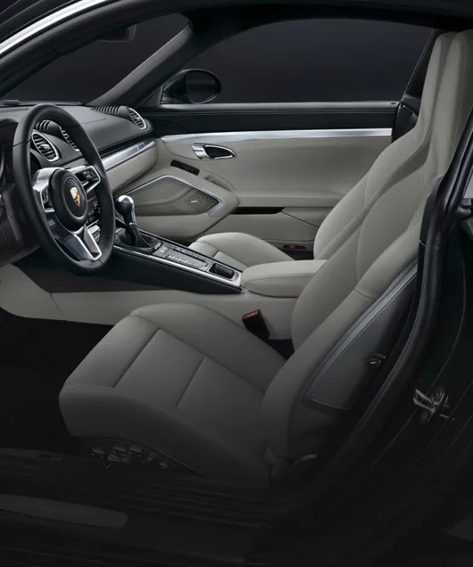 Interior do Porsche 718 Cayman: visão da porta do motorista aberta para o cockpit.