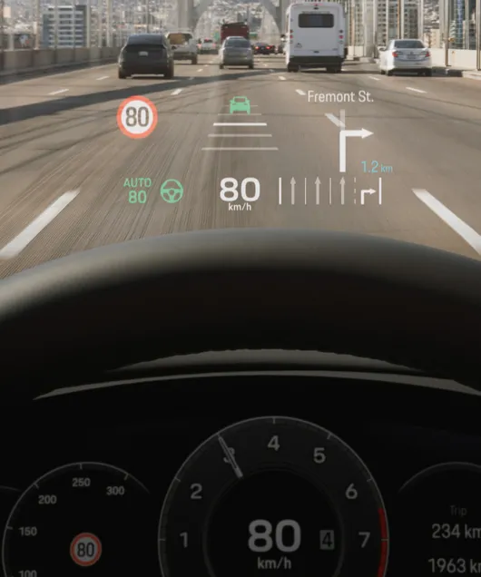 Interior do Porsche Cayenne: vista detalhada do Head-Up Display durante a viagem.