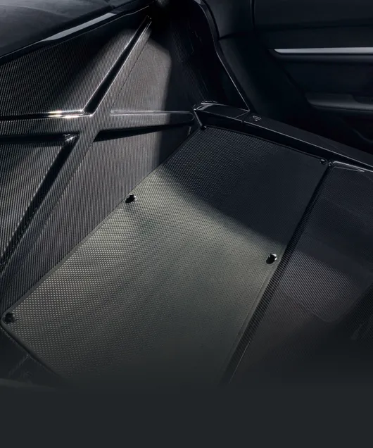 Porsche Taycan Turbo GT mit Weissach-Paket: Blick in den Fond mit Carbonverkleidung inkl. Ablagefach statt Rücksitzen.