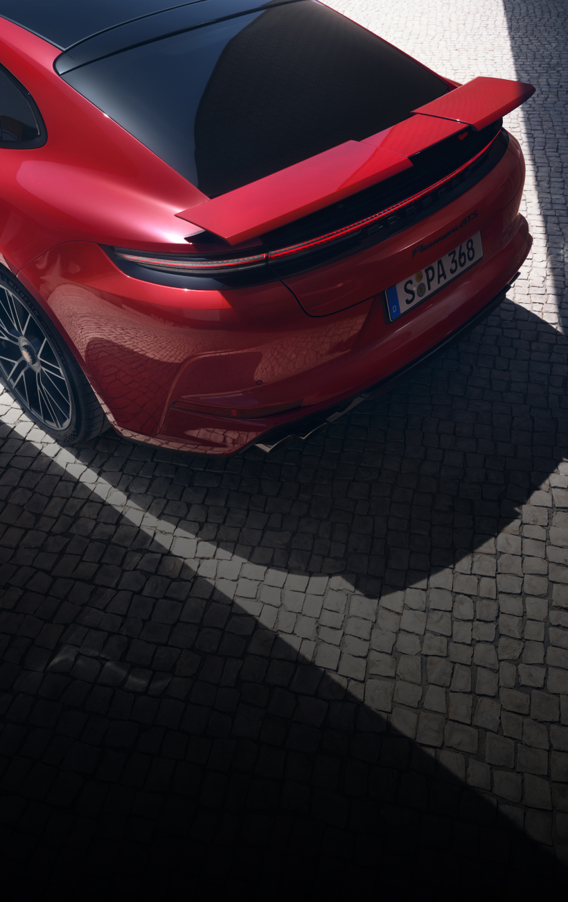 Adaptive four-way rear spoiler of the Porsche Panamera GTS