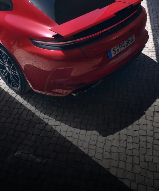 Widok adaptacyjnego 4-kierunkowego tylnego spojlera Porsche Panamera GTS w kolorze Carmine Red.