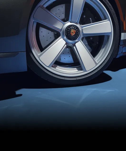 Detailweergave van het Sport Classic wiel, gespoten in briljant zilver en wit op de Porsche 911 Turbo 50 Years Edition met Heritage Design pakket. 