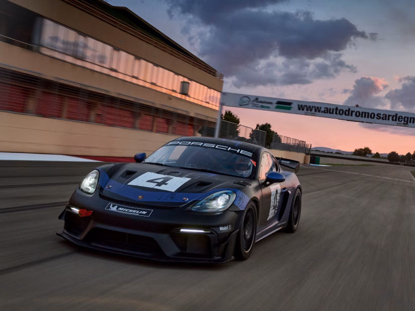 保時捷 718 Cayman GT4 RS Clubsport 奔馳在賽道上。正視圖