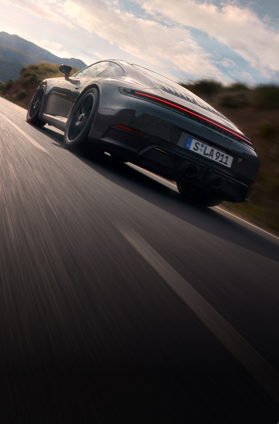 Porsche 911 (992.2) Carrera 4S Cabriolet sur route