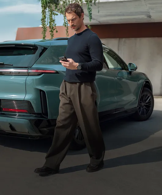 A Porsche Cayenne Turbo is unlocked using the Digital Key via a smartphone.