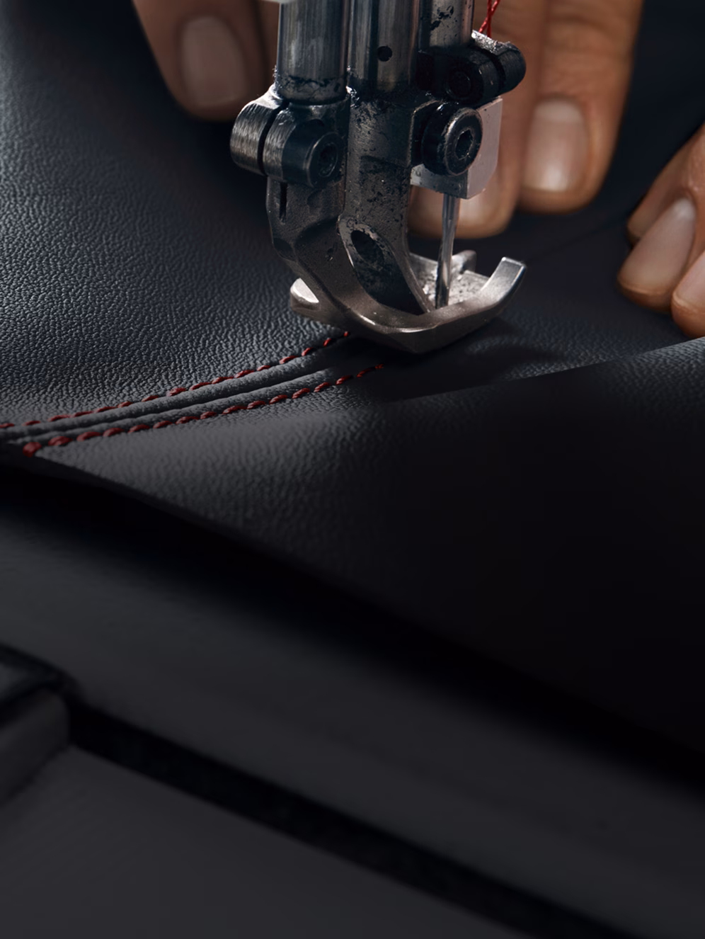 Vue détaillée de l’emblème Porsche embossé sur du cuir Noir Porsche Exclusive Manufaktur.