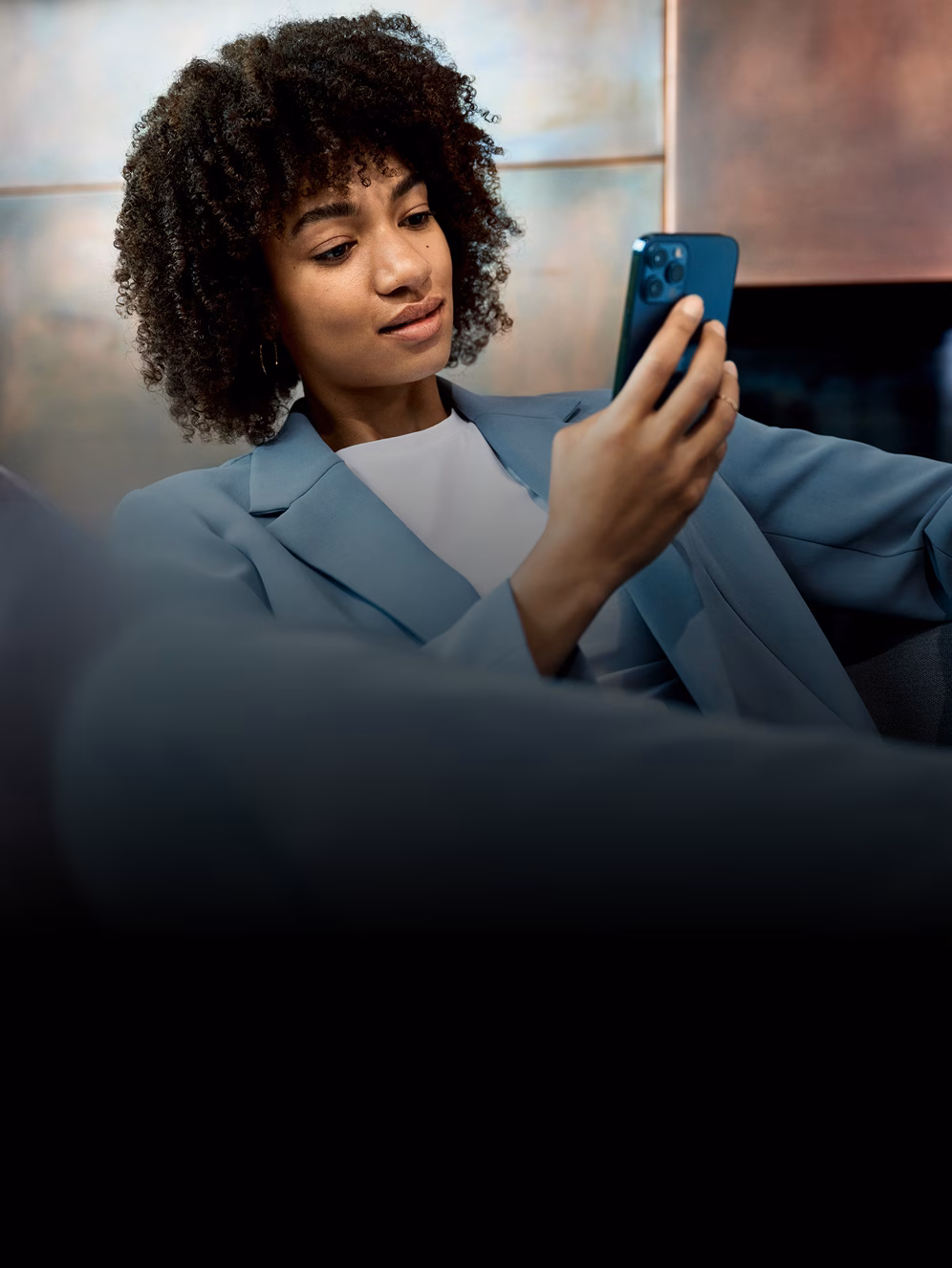 Une personne utilisant Porsche Connect sur son smartphone.