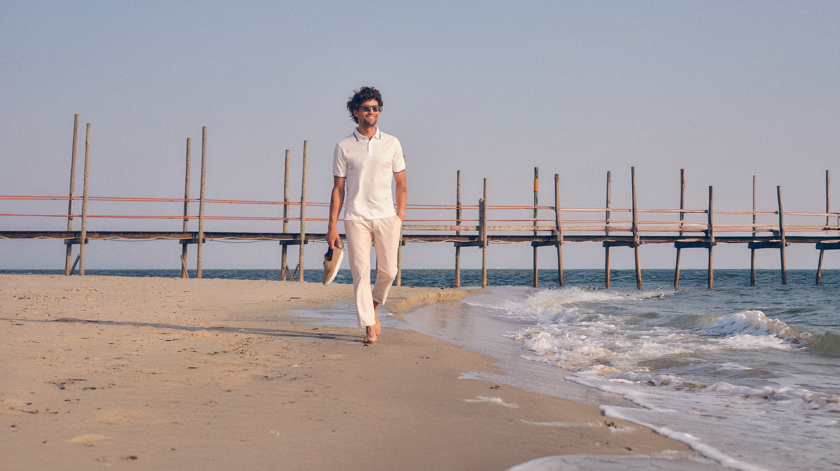 Campbell SS25 outfit, man op het strand