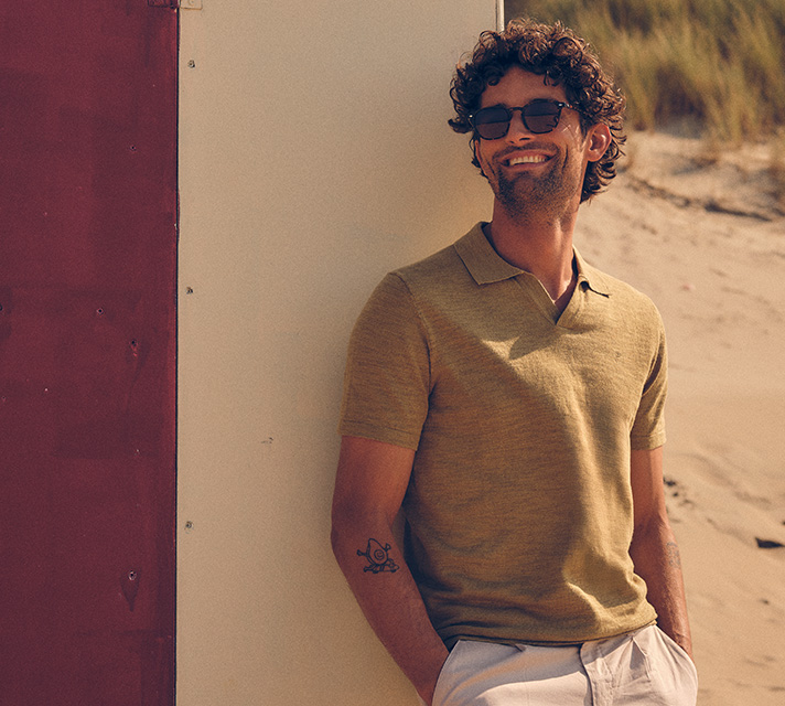 Campbell SS25 outfit, man op het strand met groene polo