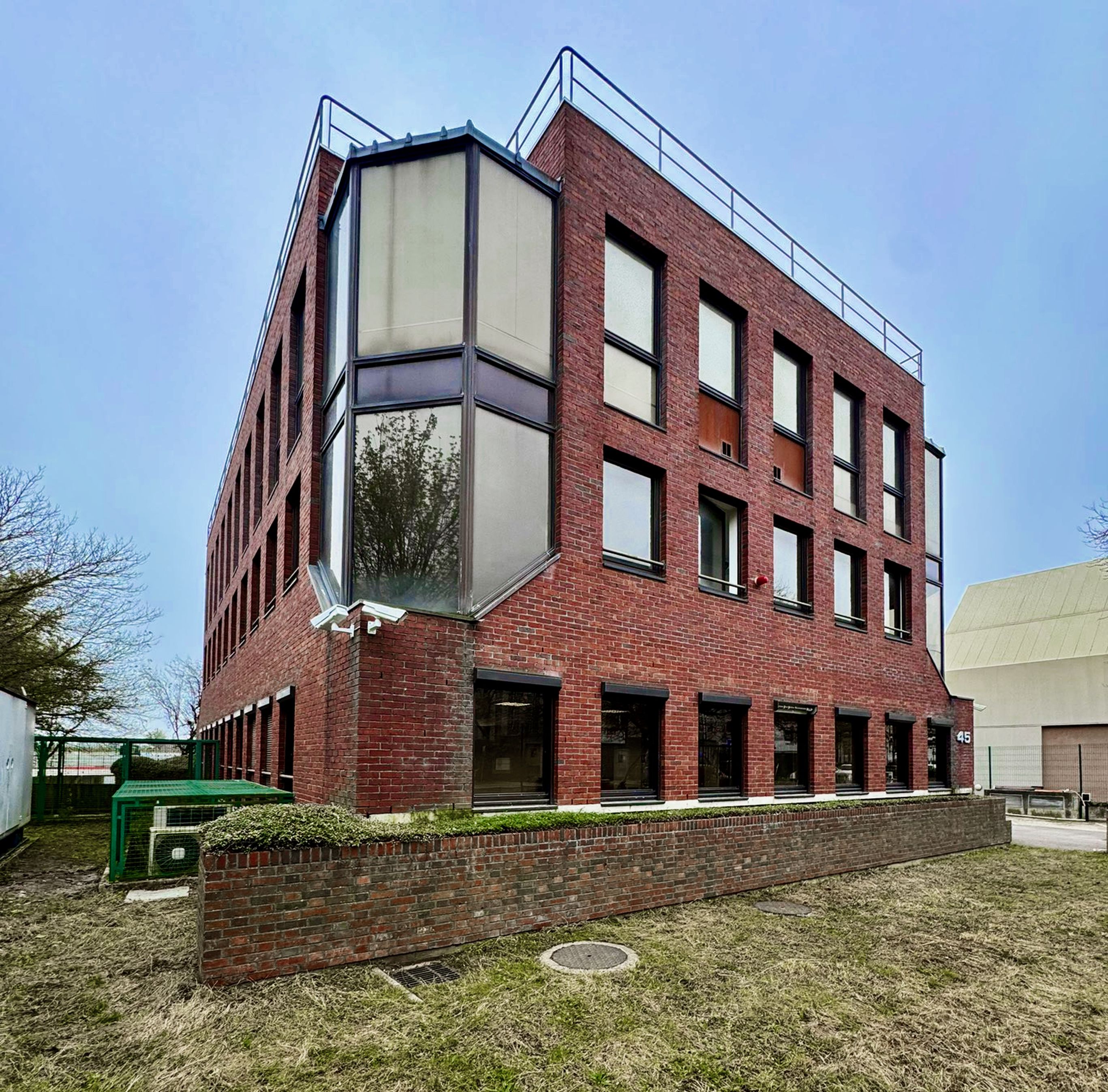 Outside view of the building DC2SCALE Paris-Vélizy PAR5 Datacenter