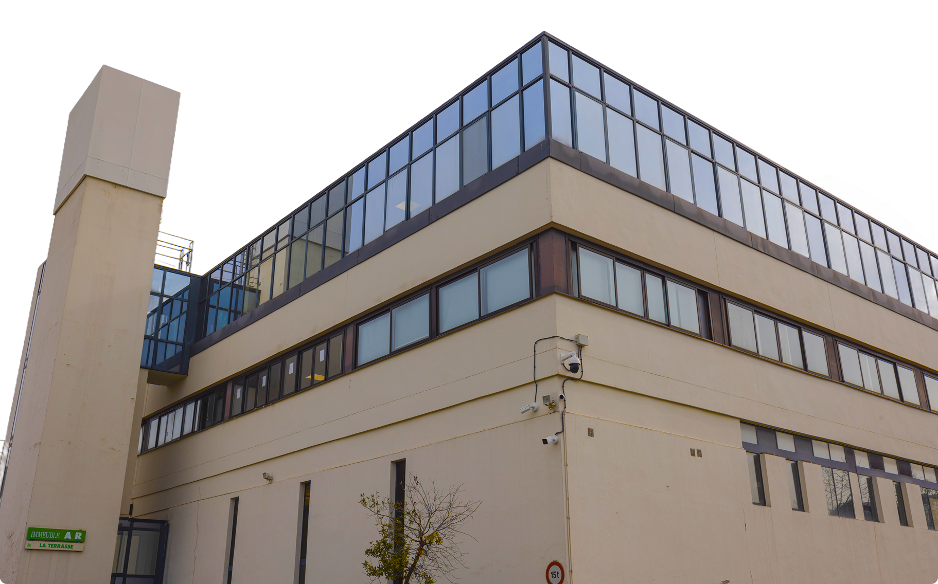 exterior view of the dc2scale par2 datacenter in the DC2SCALE Paris-Vélizy Campus