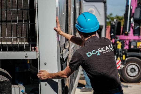 Technicien DC2SCALE pendant une livraison d'équipements sur site