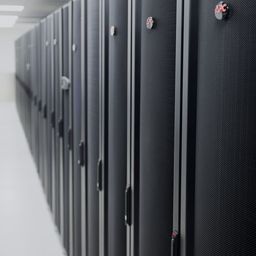 Rangée de baies haute densité dans un datacenter DC2SCALE
