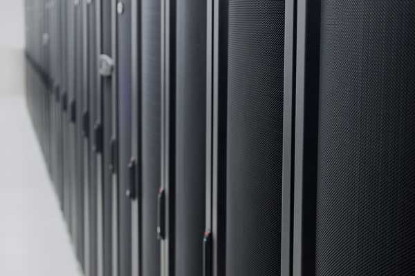 Rangée de baies haute densité dans un datacenter DC2SCALE