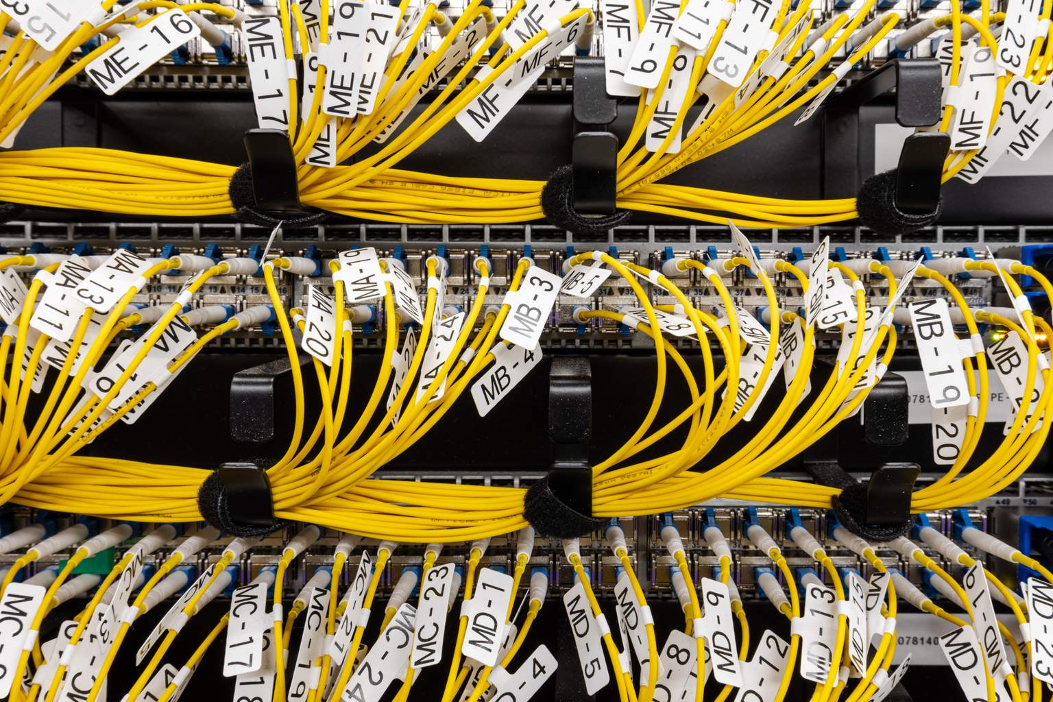 Many yellow fiber cables connected to a switch in rack dc2scale par2 velizy