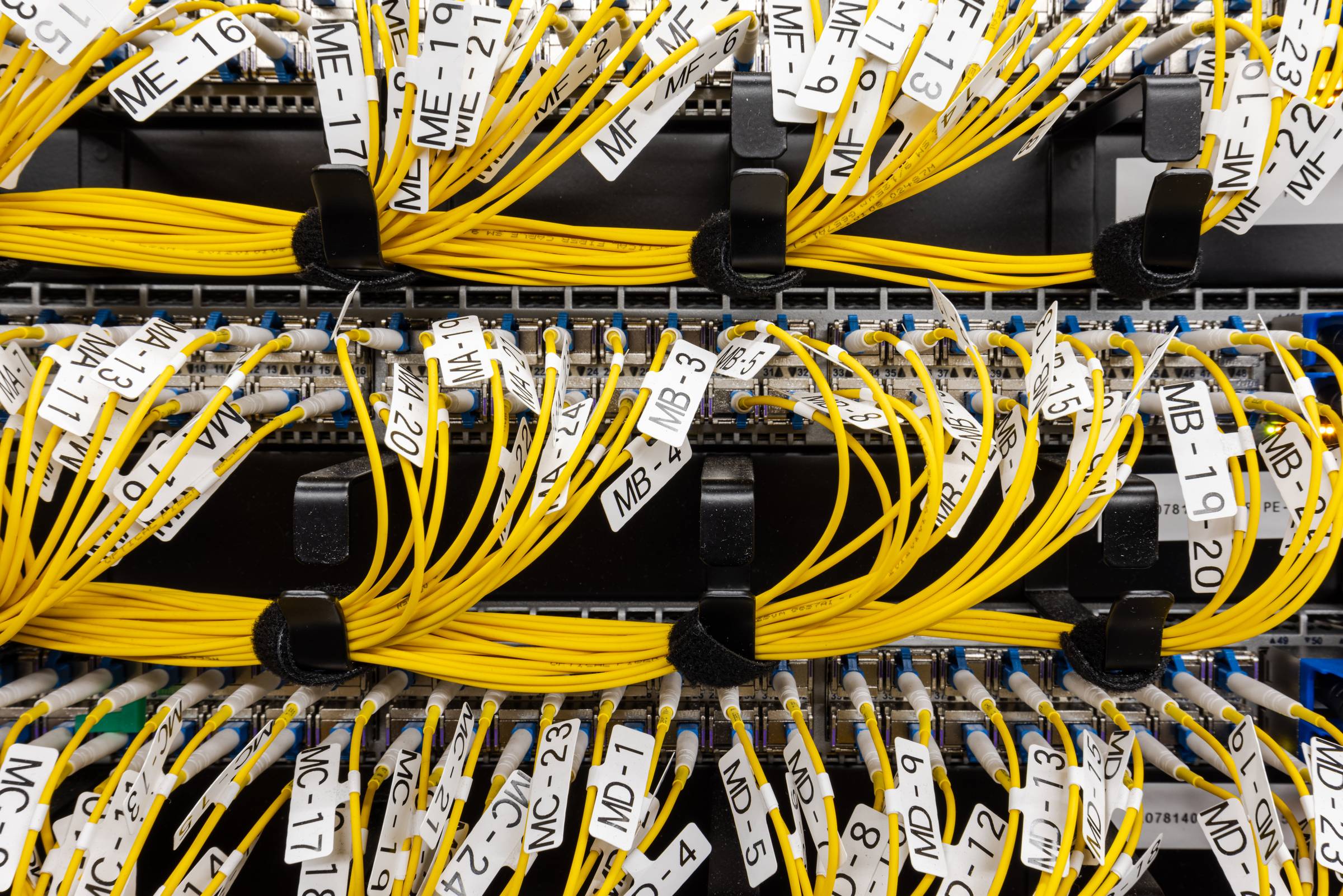 Many yellow fiber cables connected to a switch in rack dc2scale par2 velizy