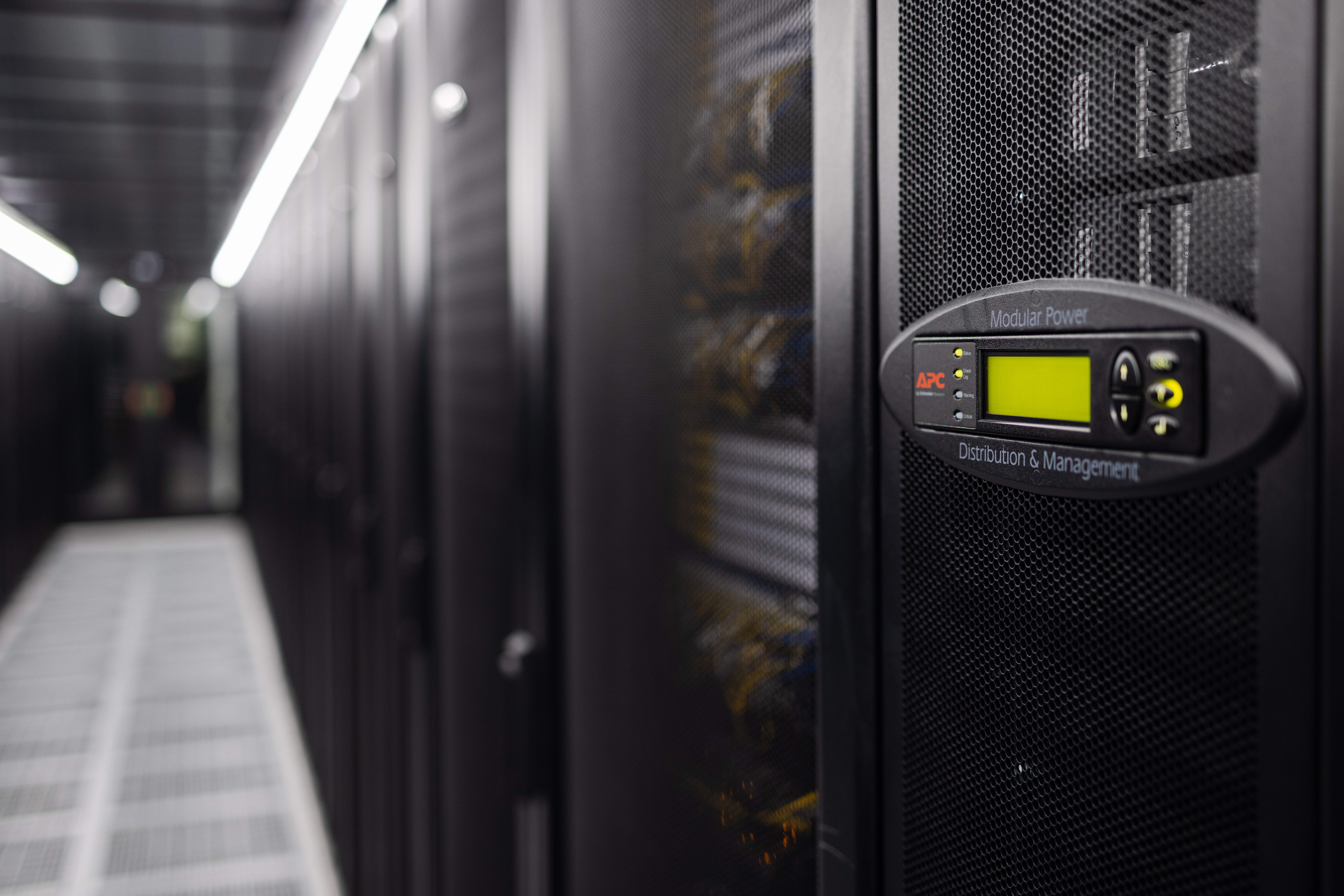 cold corridor with zoom on apc modular power dc2scale par2 velizy