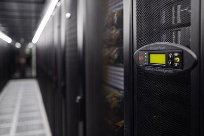 cold corridor with zoom on apc modular power dc2scale par2 velizy