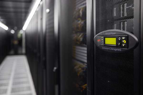 cold corridor with zoom on apc modular power dc2scale par2 velizy