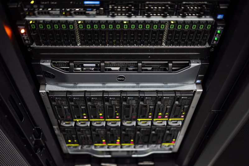 Serveurs installés en baie dans un datacenter DC2SCALE