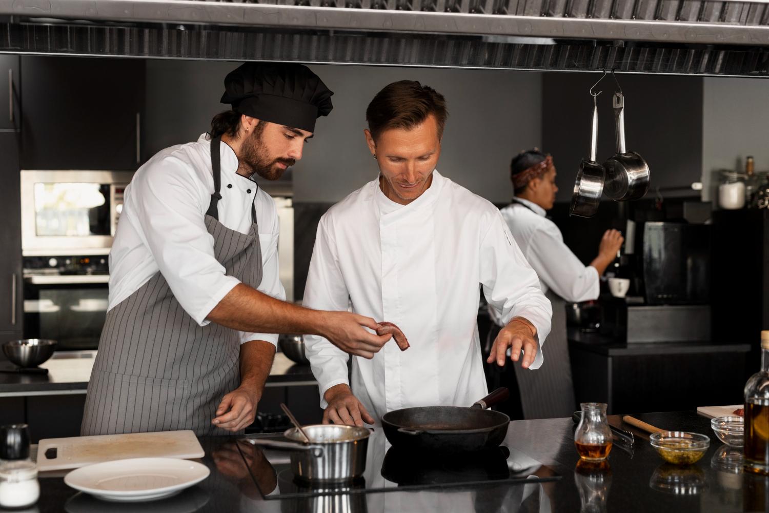 Sous Chef arbeitet gemeinsam mit dem Chef de Cuisine an einem Gericht
