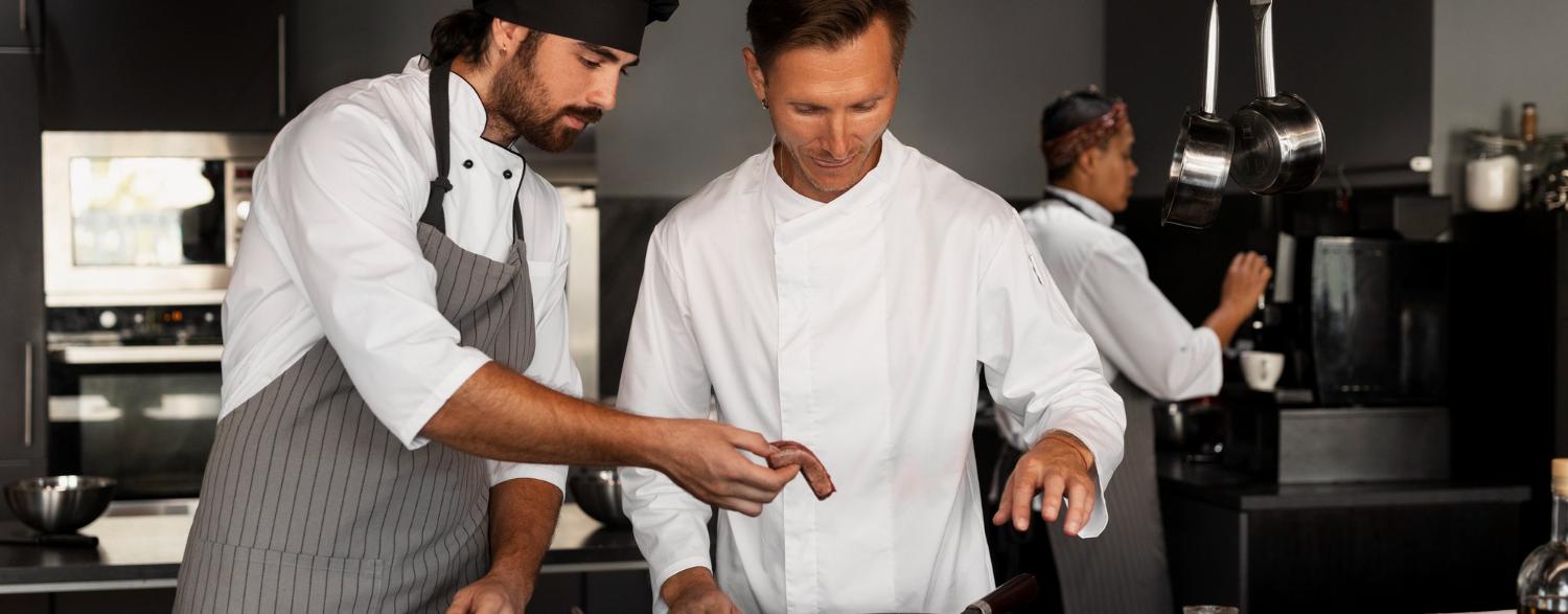 Sous Chef arbeitet gemeinsam mit dem Chef de Cuisine an einem Gericht