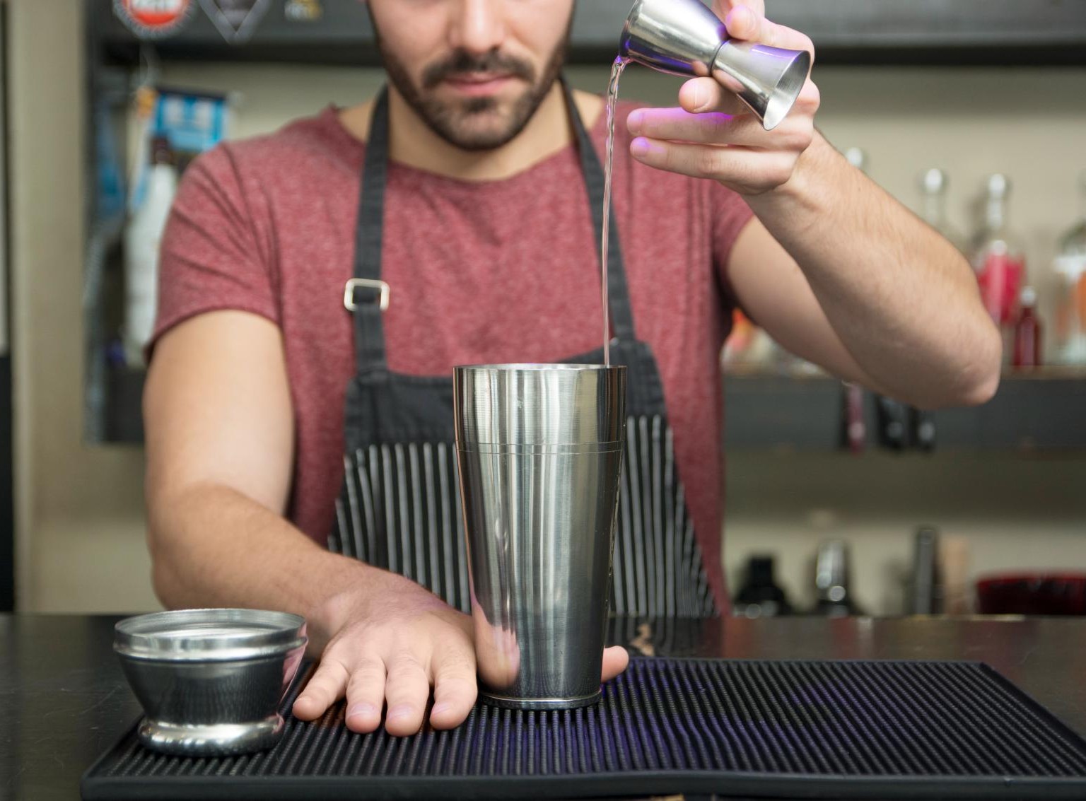 Bar-Equipment und Arbeitsabläufe: Tools, Technik und Organisation