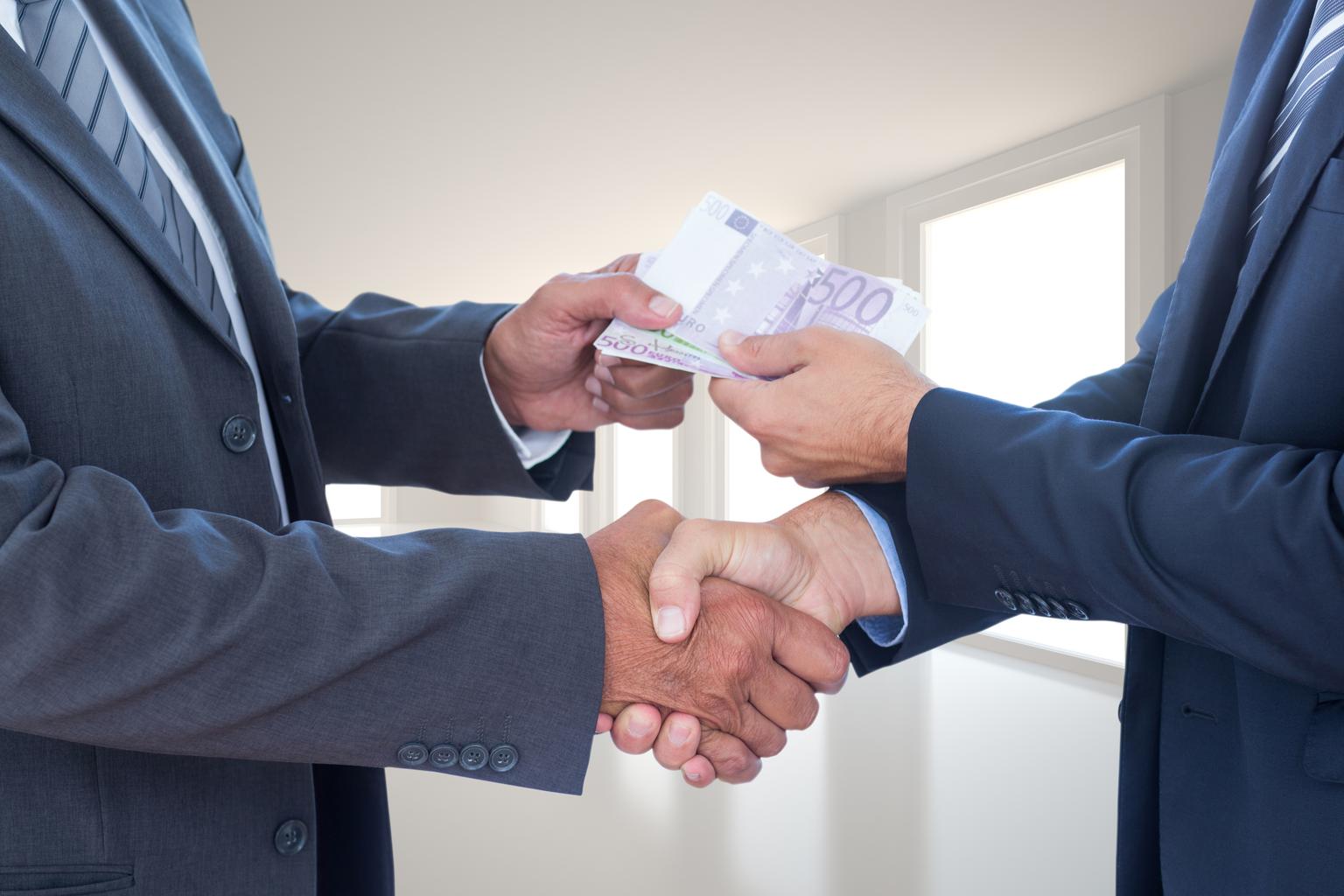 Handshake und Übergabe von Banknoten