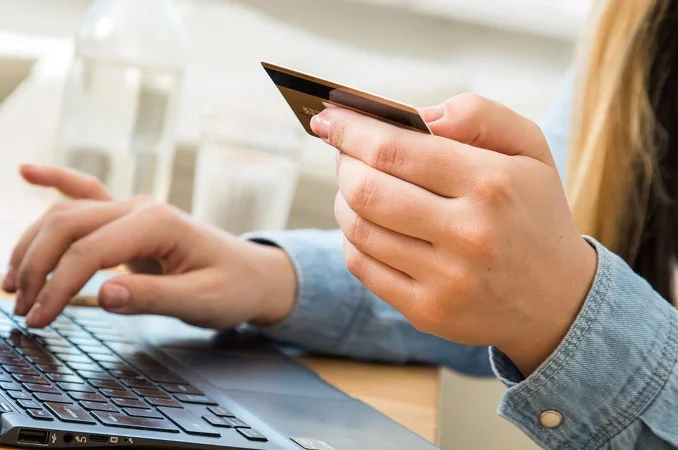 Kreditkarte in einer Hand