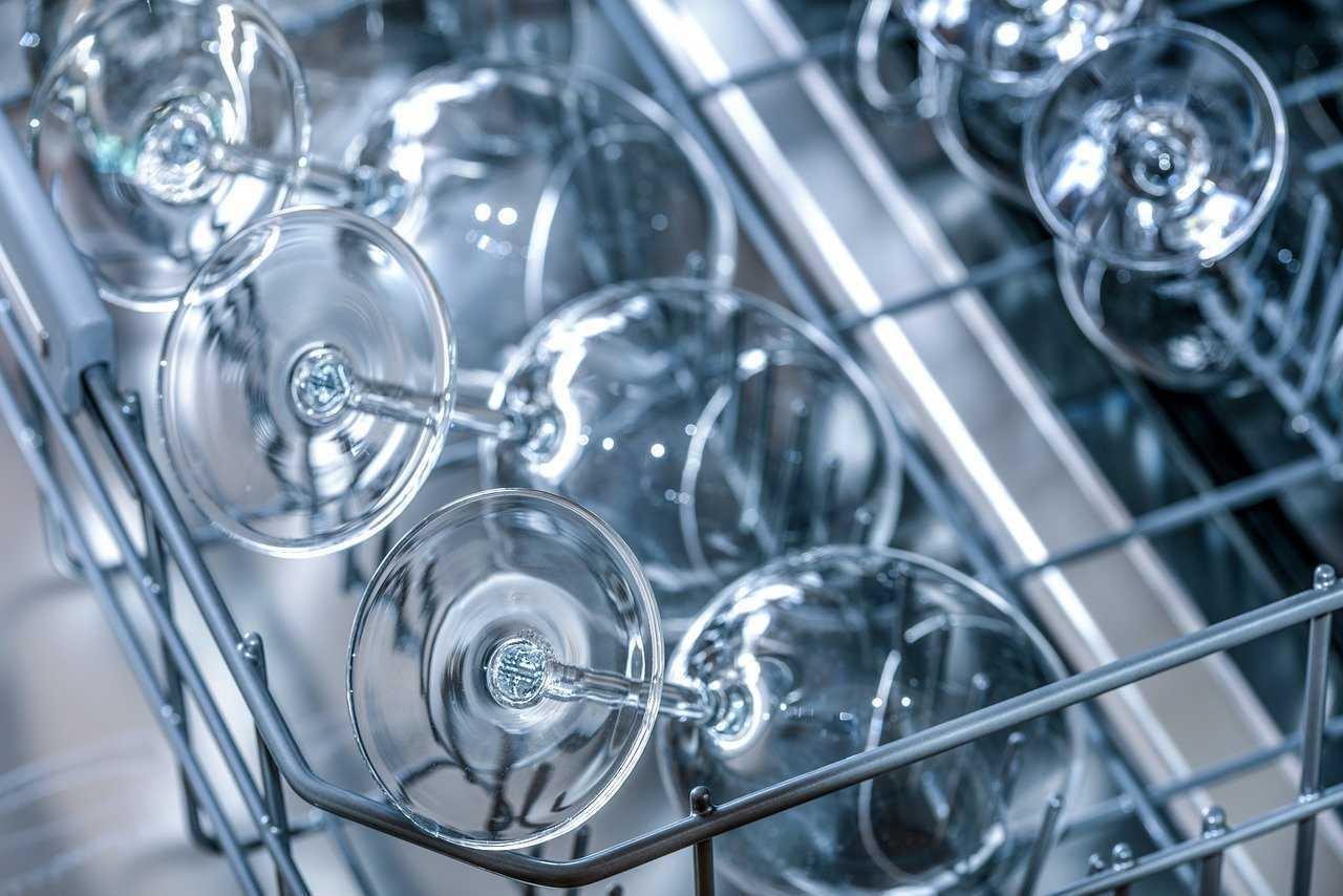 Unterschied Gläserspülmaschine und Geschirrspülmaschine in der Gastronomie