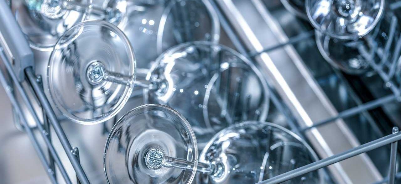 Unterschied Gläserspülmaschine und Geschirrspülmaschine in der Gastronomie
