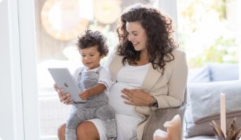 Moeder met kind en iPad