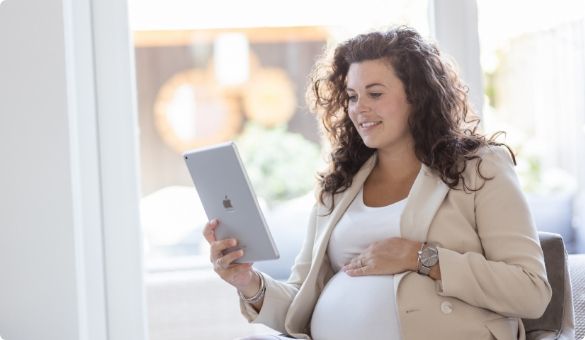 Zwangere vrouw met iPad