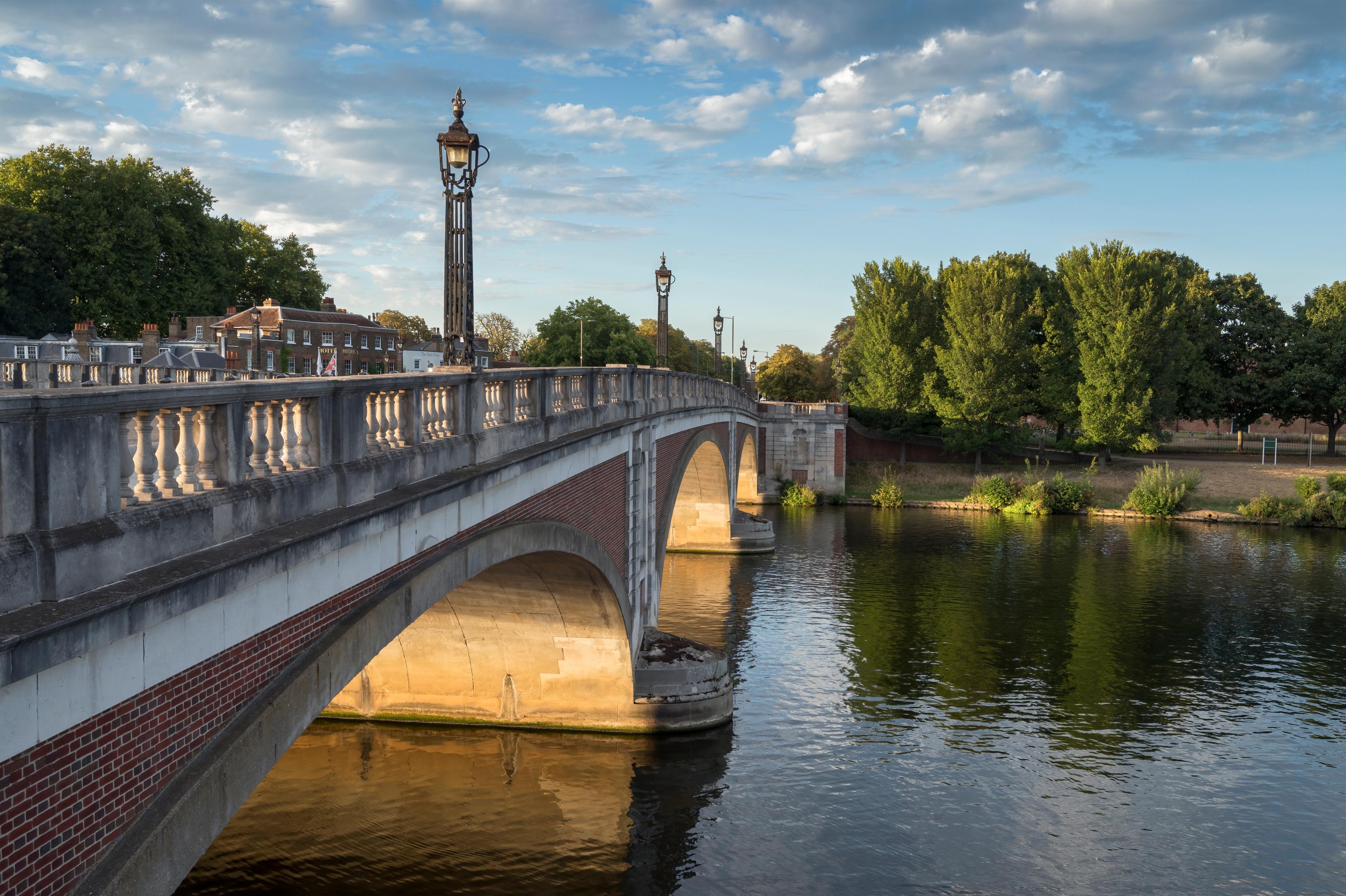 Pub Lunch at Bill's and boat trip to Hampton Court