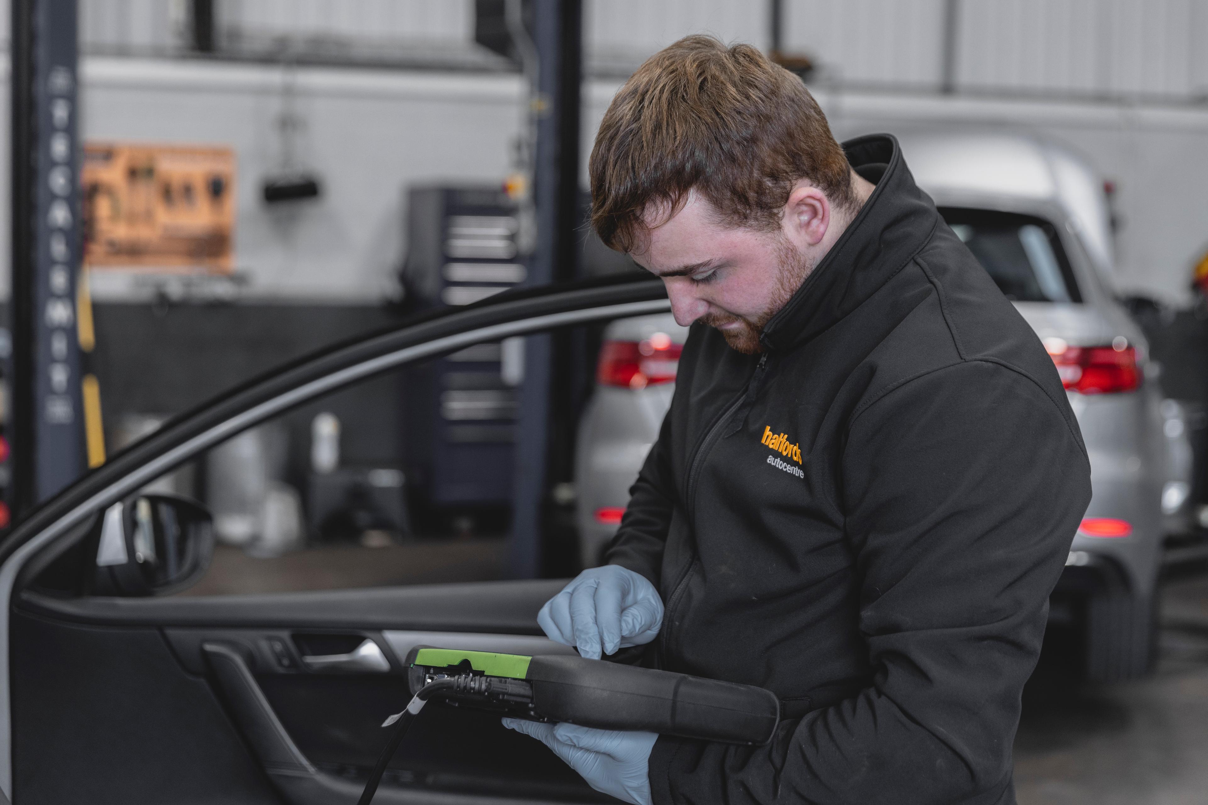 Halfords Autocentre - Service _ Checking the Diagnostics (1)
