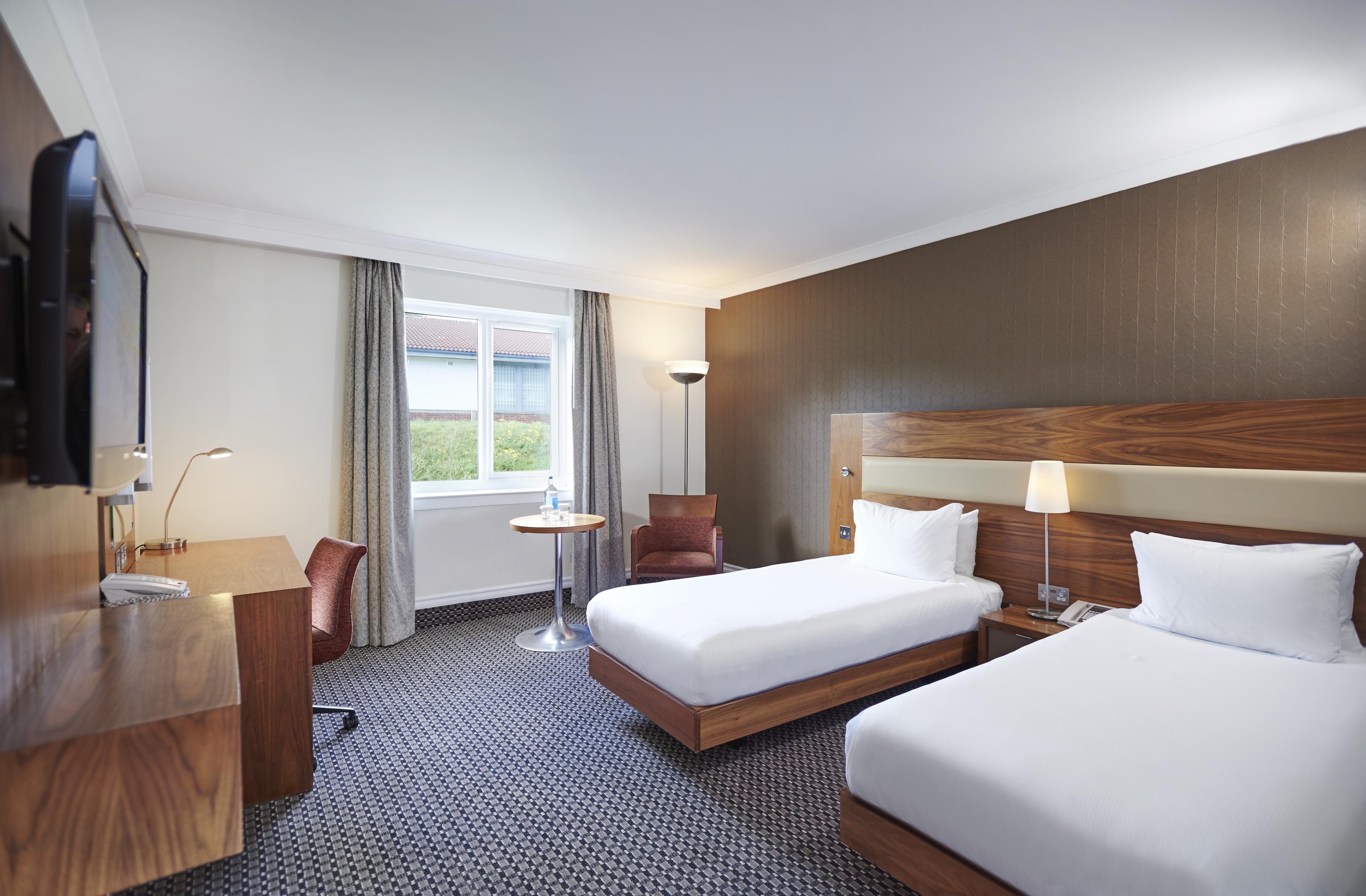 DoubleTree_by_Hilton_Bristol_-_Twin_Bedroom_-_-_(03)[1]