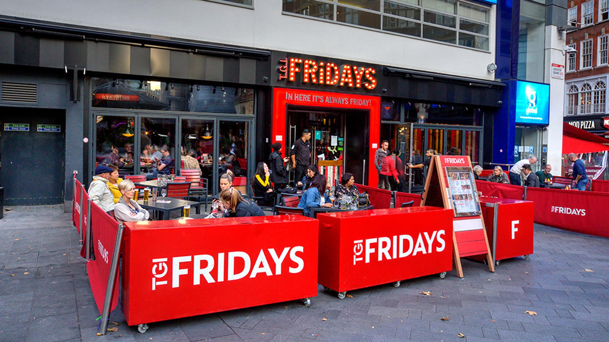 TGI Fridays outdoor seating