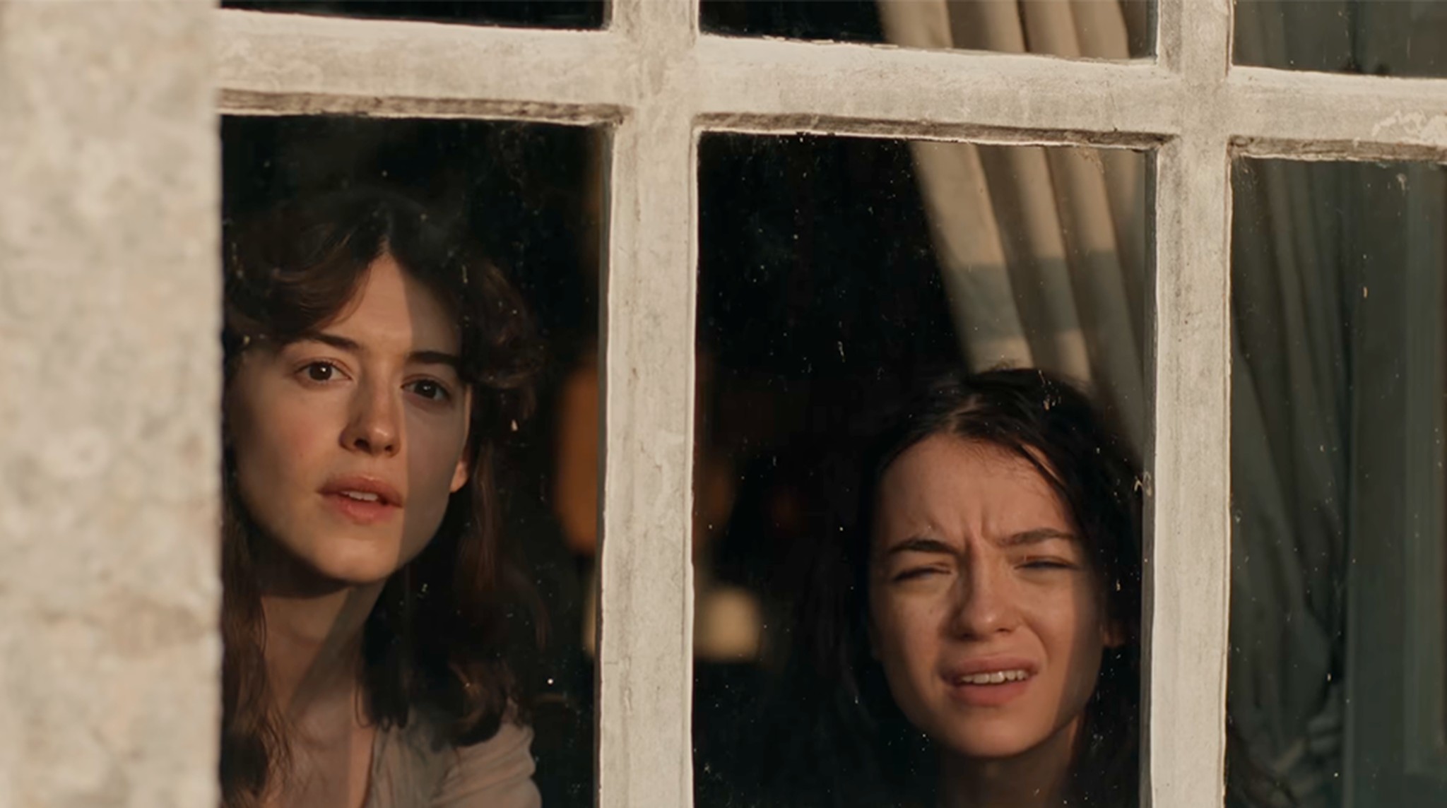 Daisy Edgar Jones and Esmé Creed-Miles in Sense & Sensibility