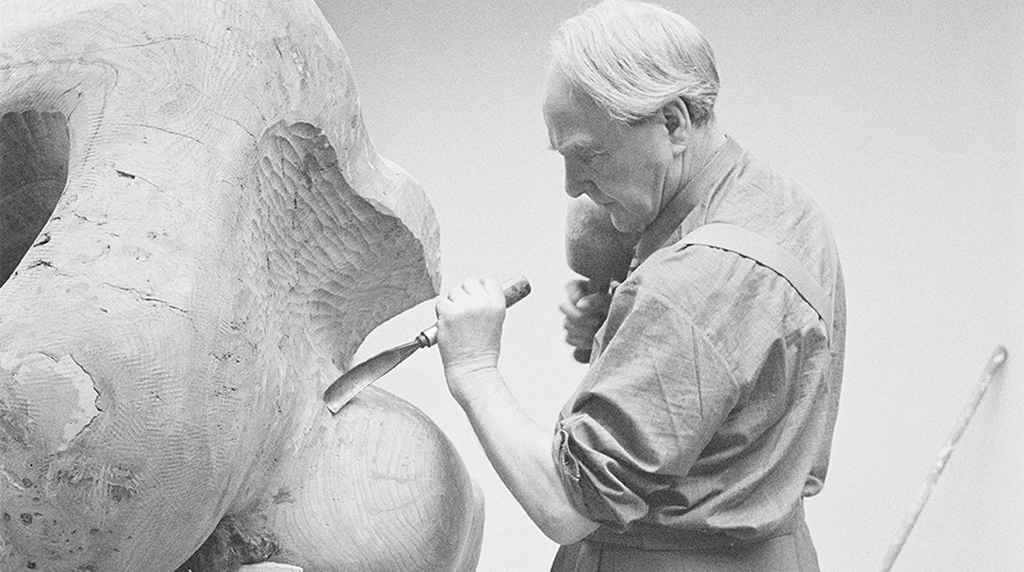 Henry Moore carving Reclining Figure 1959-64 in elm wood Photo Errol Jackson