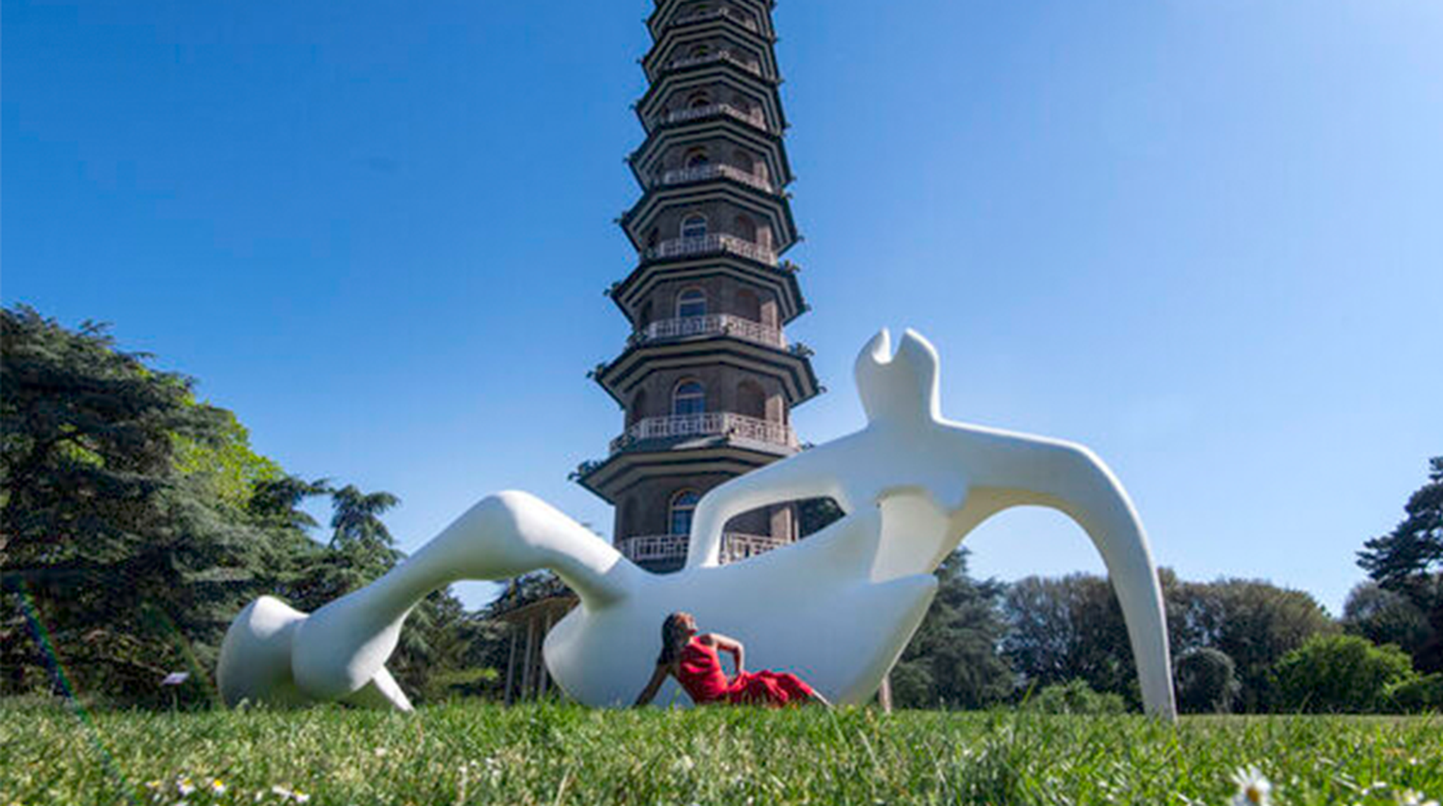 Large reclining figure at Kew Gardens by Henry Moore