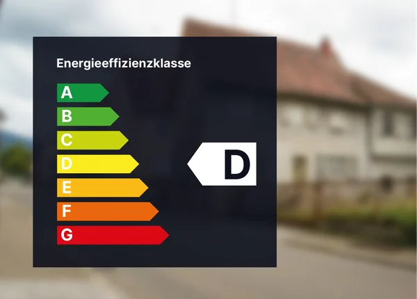 Energieeffizienz-Bewertungstabelle mit den Kategorien A bis G, wobei Kategorie D hervorgehoben ist. Unscharfer Hintergrund einer Wohnstraße und eines Hauses.