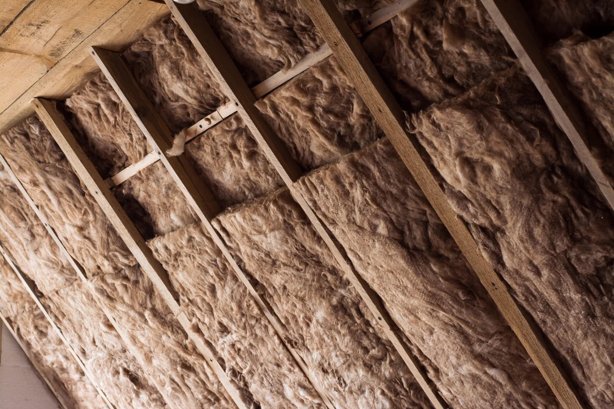 Dachschrägen mit eingebauter Dämmung zwischen Holzsparren – effektive Wärmedämmung zur Energieeinsparung und Verbesserung des Raumklimas.