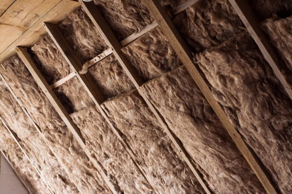 Dachschrägen mit eingebauter Dämmung zwischen Holzsparren – effektive Wärmedämmung zur Energieeinsparung und Verbesserung des Raumklimas.