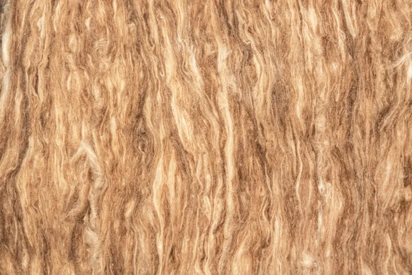 Detailaufnahme von brauner Holzfaser-Dämmung mit natürlicher, faseriger Struktur – umweltfreundliches Dämmmaterial für nachhaltiges Bauen und energetische Sanierung.