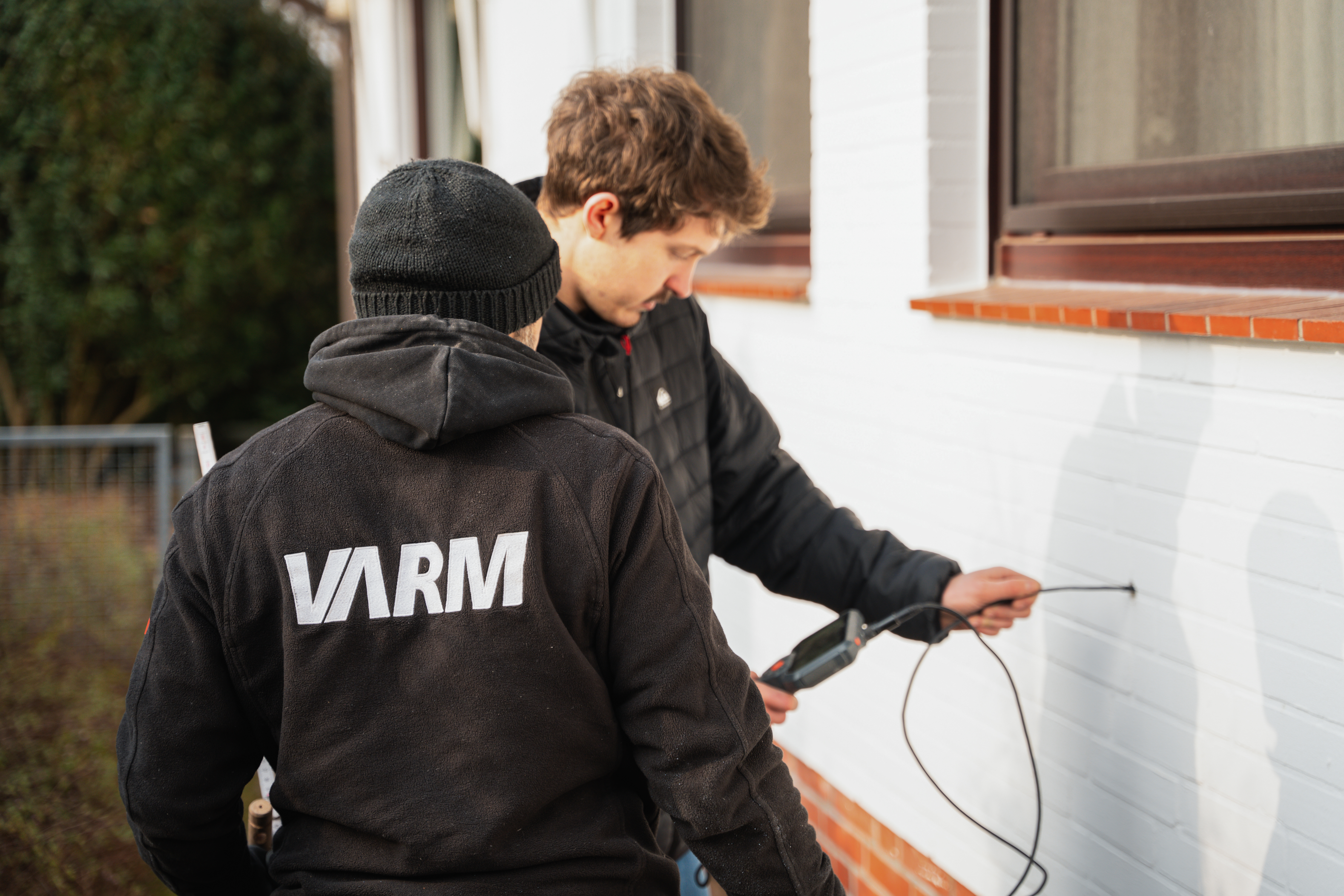 VARM Mitarbeiter mit Dämmschlauch